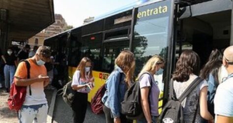 Coronavirus - Covid 19 -Studenti sugli autobus al termine delle lezioni