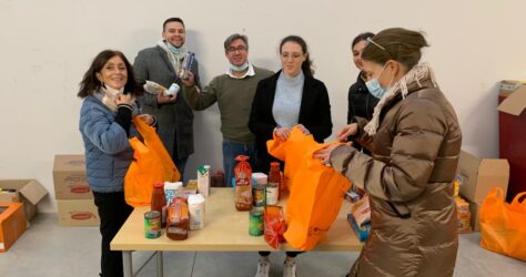 Rotariani preparano i sacchetti con cibo da donare